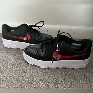 NIKE LIMITED EDITION HEARTBREAKER AIR FORCE ONE *NEW* SIZE 8.5